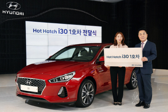 현대자동차는 28일 강남구 영동대로에 있는 국내영업본부 사옥에서 신형 i30 1호차 전달식을 진행했다. 사진은 신형 i30 1호차 주인공으로 선정된 구현정씨(왼쪽)와 곽진 현대차 국내영업본부 부사장이 기념촬영을 하고 있는 모습. <현대자동차 제공>